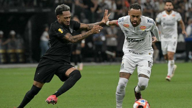 El venezolano José Brujo Martínez (izquierda), del Corinthians, y el brasileño Neymar, del Santos, pelean por el balón en un partido, el 12 de febrero de 2025.