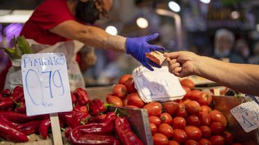 Un cliente compra verduras en el mercado Maravillas de Madrid, el 12 de mayo de 2022.&nbsp;