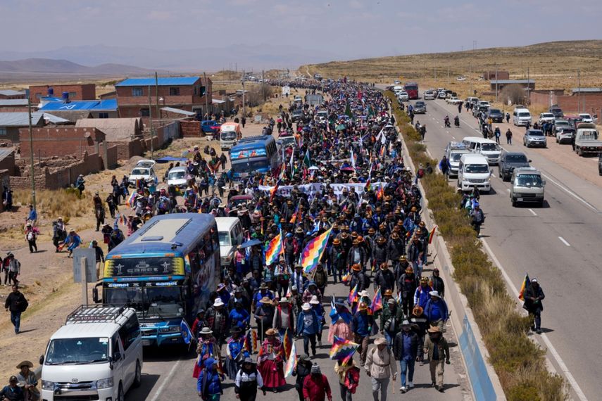 Simpatizantes del expresidente Evo Morales marchan hacia la capital para protestar en contra del gobierno del presidente Luis Arce.
