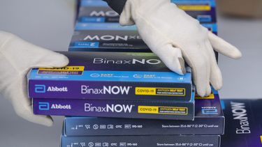 Foto tomada el 30 de diciembre de 2021, en Youngstown, Ohio, de un paquete de pruebas caseras para el COVID-19.&nbsp;