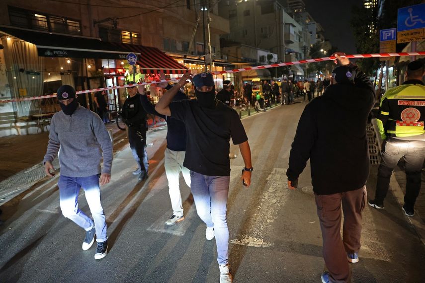 Miembros de las fuerzas de seguridad israelíes abandonan el lugar de un apuñalamiento en Tel Aviv el 21 de enero de 2025.&nbsp;