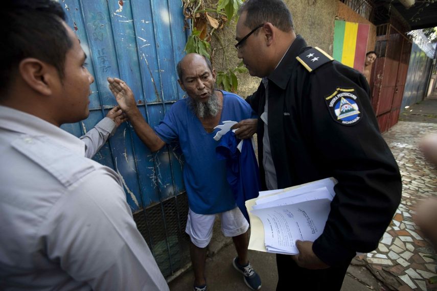 El veterano maratonista Alex Vanegas (c) fue registrado este miércoles al ser llevado a su casa, por agentes del sistema penitenciario nacional de la cárcel La Modelo, luego de que se ordenara la liberación de varios opositores al régimen de Daniel Ortega, en Managua (Nicaragua).