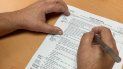 Una persona llena el formulario 1040 para la declaración de sus impuestos.
