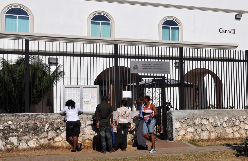 Varias personas esperan para ser atendidas en la entrada del consulado de Canadá en La Habana (Cuba).