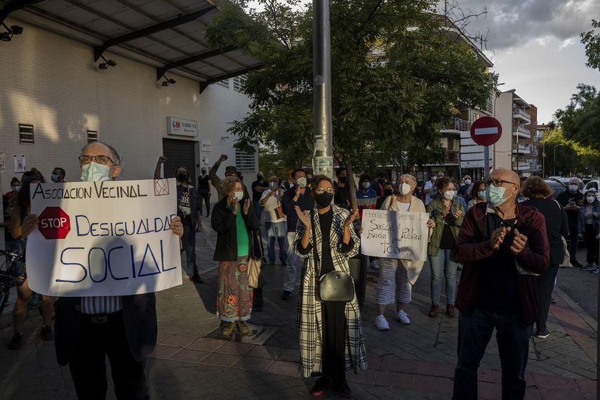 Vecinos de zonas confinadas en Madrid debido a las restricciones contra el coronavirus, en una protesta para pedir más recursos para la sanidad pública en el barrio sureño de Vallecas, Madrid, el jueves 24 de septiembre de 2020.&nbsp;