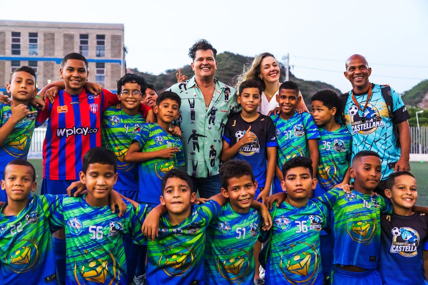 Carlos Vives y su esposa, Claudia Elena, con niños favorecidos por la fundación Tras La Perla.&nbsp;