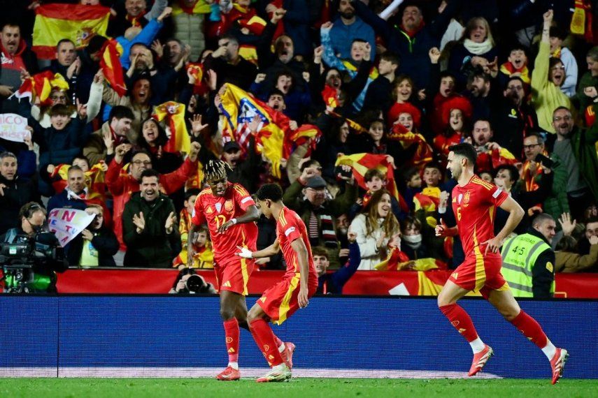 Jugadores de la selección de España celebran luego de anotar un gol contra Países Bajos, el 23 de marzo de 2025.