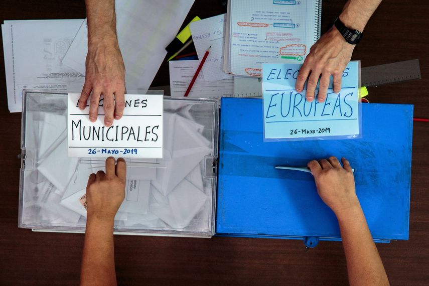 Una persona ejerce su derecho al voto este domingo durante las&nbsp;elecciones&nbsp;municipales y&nbsp;europeas&nbsp;del 26M en la Comunidad Valenciana.