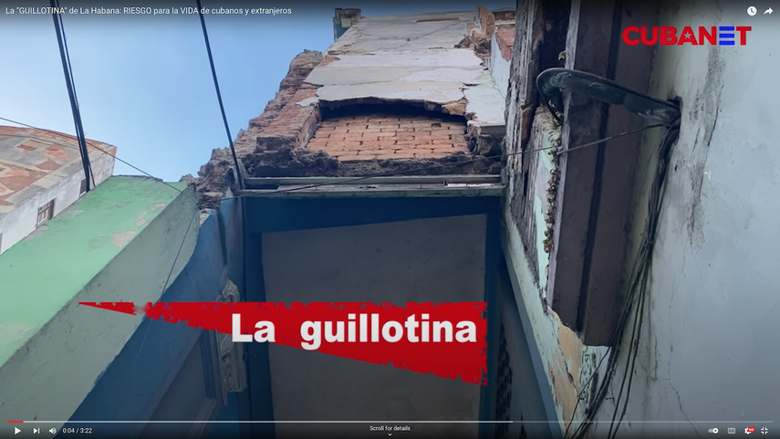 La pared abofada se extiende desde el primer piso del inmueble hasta la azotea del tercer piso. La imagen asemeja, en efecto, una guillotina.