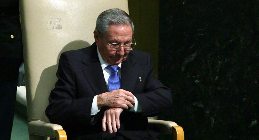 Para conservar el sillón presidencial y mantener tranquilas las facciones militares rivales, Nicolás Maduro está obligado a conservar la custodia que le cumple el aparato de inteligencia y represión de los Castro, a un saldo de 8 a 10 mil millones de d