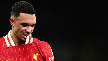 El defensa inglés #66 del Liverpool, Trent Alexander-Arnold, reacciona al salir del campo tras una lesión durante el partido de vuelta de los octavos de final de la UEFA Champions League entre el Liverpool y el Paris Saint-Germain (PSG) en Anfield en Liverpool, noroeste de Inglaterra, el 11 de marzo de 2025. El Real Madrid hizo una oferta por el lateral inglés