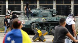 Los manifestantes se reúnen en la entrada de la 41.a Brigada Blindada, conocida como Fuerte Paramacay, durante una protesta contra el régimen del dictador venezolano Nicolás Maduro en Valencia, estado de Carabobo, Venezuela, el 29 de julio de 2024, un día después de las elecciones presidenciales venezolanas.