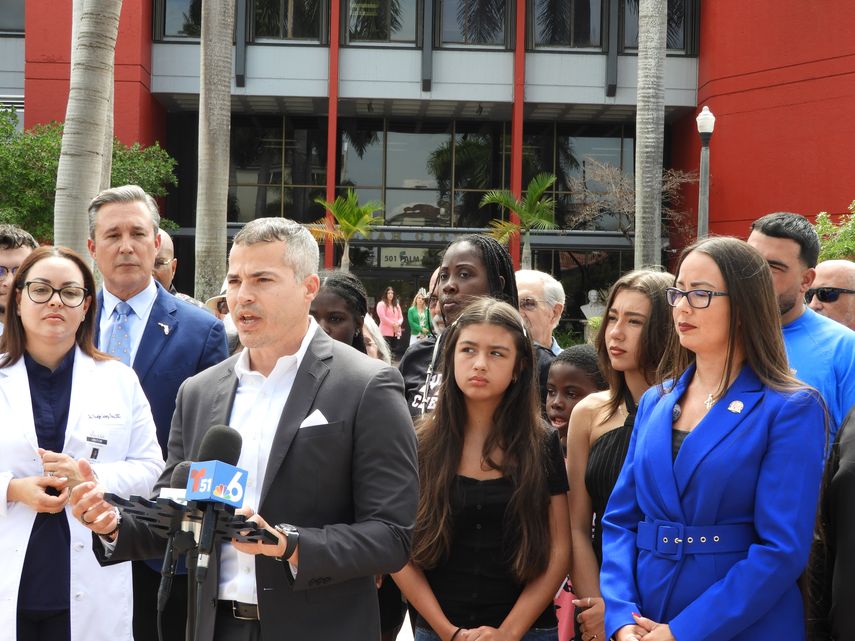 Yoely Hernández, director del Larkin Community Hospital muestra su apoyo a la candidata García Roves. Yoely Hernández, director del Larkin Community Hospital muestra su apoyo a la candidata García Roves.