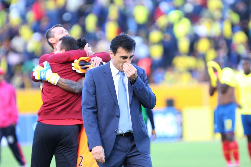 El entrenador de Ecuador, Gustavo Quintero (centro), reacciona luego de perder ante Perú.
