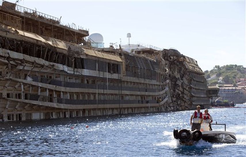 Imagen del 18 de septiembre de 2013 en la que pueden verse los restos del crucero hundido en Giglio Costa Concordia en el que murieron 32 peronas. Italia se prepara para reflotarlo. (AP Photo/Andrew Medichini, file)