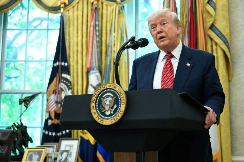 El presidente Donald Trump habla durante la ceremonia de juramento del embajador de EEUU en China, el exsenador republicano de Georgia, David Perdue, en el Despacho Oval de la Casa Blanca en Washington, DC, el 7 de mayo de 2025.