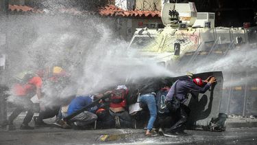 Venezuela vivió este jueves 18 de mayo un nuevo episodio de represión a grupos de manifestantes que se enfrentaron a la policía en Caracas, Venezuela.&nbsp;