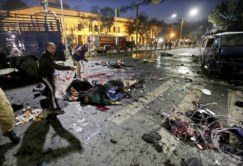 Miembros de seguridad inspeccionan el lugar donde se produjo un ataque suicida con bomba dirigido a una protesta de farmacéuticos a las afueras de la asamblea popular de Punjab, en Lahore, Pakistán.&nbsp;