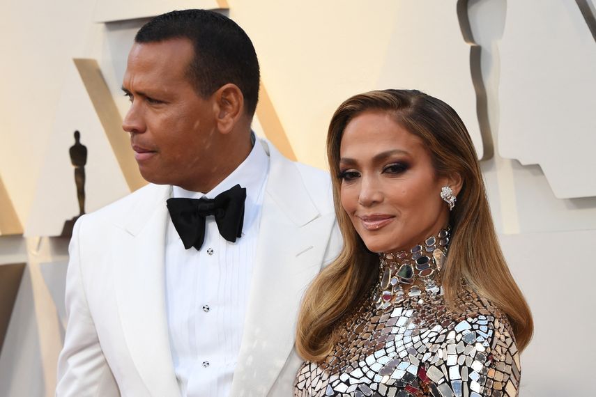 En esta foto de archivo tomada el 24 de febrero de 2019, la cantante y actriz estadounidense Jennifer Lopez (derecha) y el exjugador de béisbol Alex Rodríguez (A-Rod) llegan a la 91 entrega anual de los Premios de la Academia en Hollywood, California.
