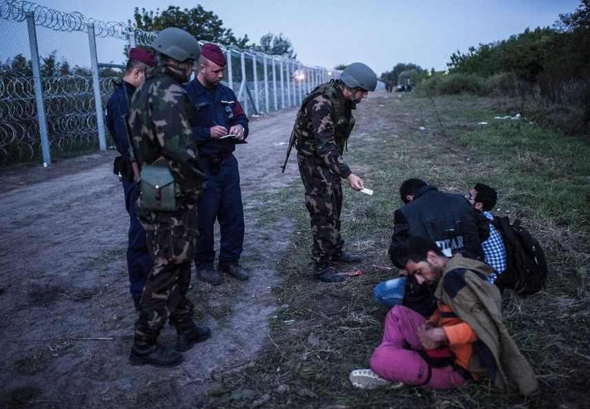 Hungría ha autorizado al Ejército a usar armas no letales en sus fronteras contra los refugiados. (TWITTER/20minutos.es)