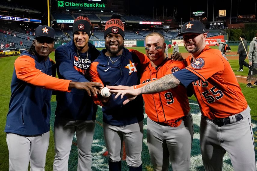 De izquierda a derecha, Rafael Montero, Bryan Abreu, Cristian Javier, Christian Vázquez y Ryan Pressly, festejan tras lograr un juego sin hit combinado ante los Filis de Filadelfia en la Serie Mundial, el miércoles 2 de noviembre de 2022&nbsp;