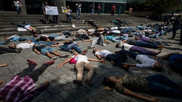 Manifestantes se acostaron en el asfalto simulando a las personas que fallecieron en las protestas antigubernamentales de 2014 y 2017, en la sede de las Naciones Unidas en Caracas.