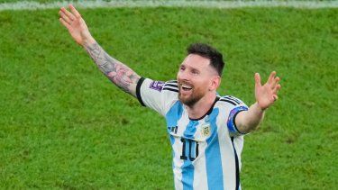 Lionel Messi festeja la coronación de Argentina en el Mundial, tras los penales ante Francia en Lusail, Catar, el domingo 18 de diciembre de 2022.