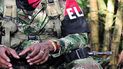 Miembro de la guerrilla del Ejército de Liberación Nacional (ELN) sujetando un arma.