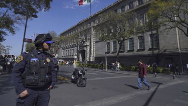 Un oficial de policía custodia el edificio de la Suprema Corte de Justicia en la Ciudad de México, el 23 de enero de 2023.&nbsp;