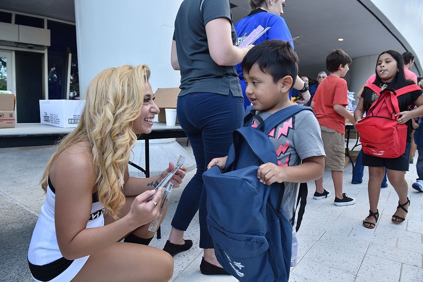 Damaris Ferrer recibe a Osmán Barrios. (ÁLVARO MATA)
