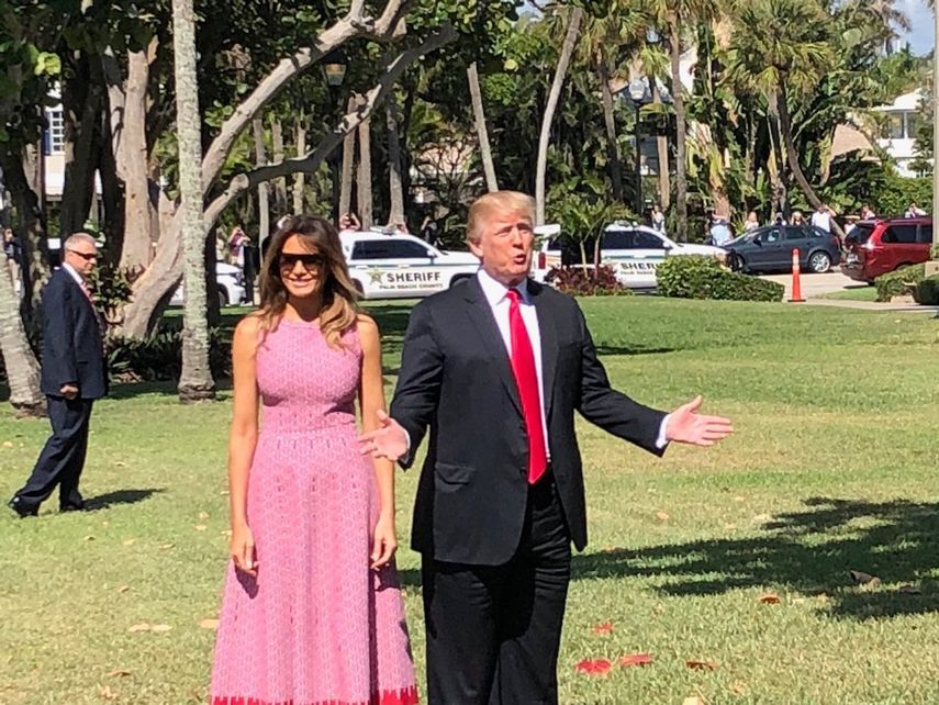 El presidente, vestido de traje oscuro y corbata roja, llegó a Bethesda-by-the-Sea de la mano de Melania.&nbsp;