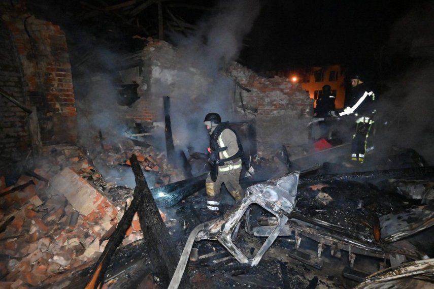 Bomberos ucranianos trabajan para extinguir un edificio en llamas tras los ataques rusos en Járkov el 13 de octubre de 2025, durante la invasión rusa de Ucrania.&nbsp;