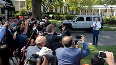Joe Biden el jueves el objetivo de que la mitad de los autos vendidos en Estados Unidos hacia 2030 sean vehículos de cero emisiones de gases contaminantes.