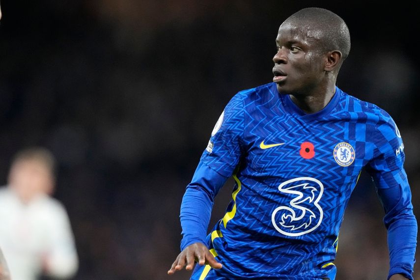 El francés NGolo Kante disputa un encuentro de la Liga Premier inglesa entre Chelsea y Burnley, el 6 de noviembre de 2021&nbsp;