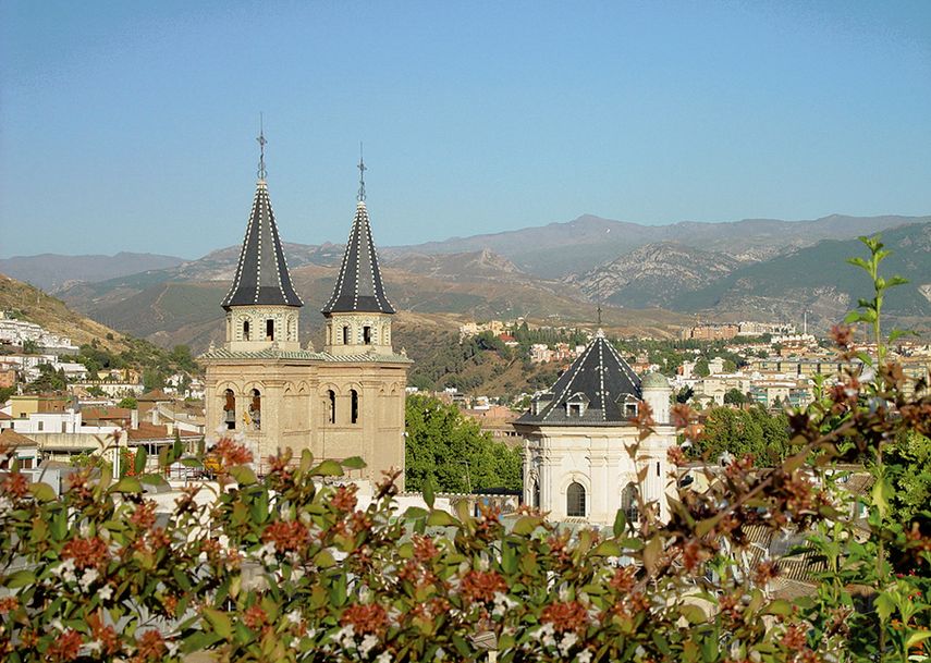 Granada yace cerca del macizo montañoso Sierra Nevada. (JESÚS HERNÁNDEZ)