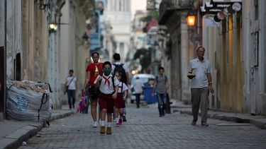 Un niño cubano camina por las calles de La Habana usando una máscara ante el incremento de los riesgos de contagio por la pandemia de coronavirus en Cuba.