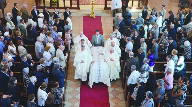 Cientos de feligreses se dieron cita en la Iglesia de San Juan Bosco, en la mañana del lunes, para la misa de cuerpo presente del fundador de la parroquia y líder espiritual de la comunidad de Miami, Emilio Vallina, quien falleció el sábado. (GISELLE S