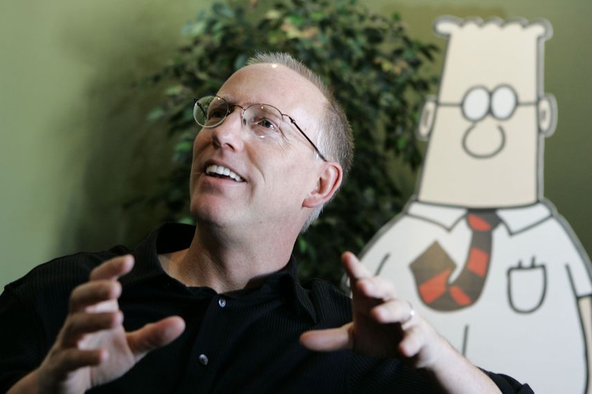 Scott Adams, creador de la caricatura Dilbert, charla sobre su cómic en su estudio en Dublin, California, el 26 de octubre de 2006.