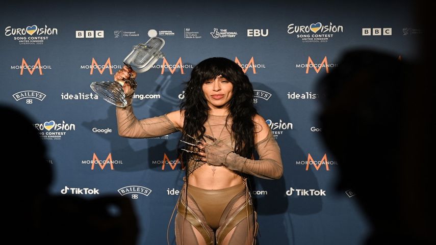 La cantante Loreen actuando en nombre de Suecia posa con el trofeo después de ganar la final del concurso de Eurovisión 2023 el 14 de mayo de 2023 en el M&S Bank Arena en Liverpool, norte de Inglaterra.
