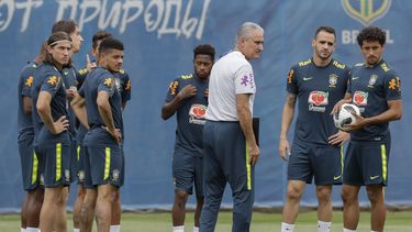 tite pierde a douglas costa para el partido contra serbia