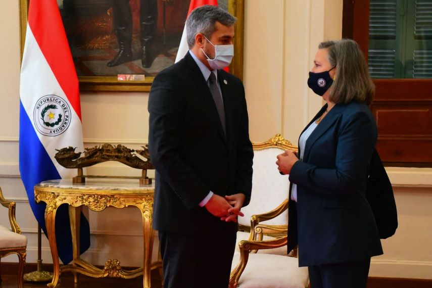 La subsecretaria de Estado de Estados Unidos para Asuntos Políticos, Victoria Nuland (derecha), habla con el presidente de Paraguay, Mario Abdo Benítez, en el Palacio de López, en Asunción
