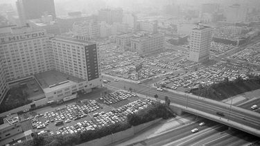 Esta foto de archivo del 13 de septiembre de 1979 muestra a automovilistas mientras se llenan los estacionamientos del centro de Los Ángeles.&nbsp;