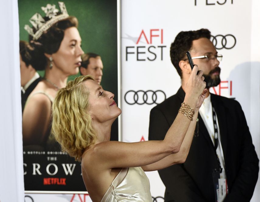 La actriz Gillian Anderson, miembro del elenco de la serie de Netflix The Crown, se toma una selfie en la alfombra roja de una funci&oacute;n de gala en el AFI Fest, en el Teatro Chino TCL, el s&aacute;bado 16 de noviembre del 2019 en Los Angeles.&nbsp;