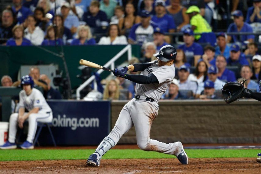 Juan Soto, de los Yanquis de Nueva York, conecta un elevado de sacrificio para impulsar a Anthony Volpe durante la quinta entrada del tercer juego de la Serie Divisional de la Liga Americana en contra de los Reales de Kansas City, el miércoles 9 de octubre de 2024, en Kansas City, Missouri.