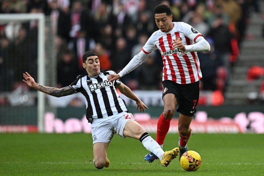 El centrocampista inglés Jobe Bellingham (derecha), en ese entonces del Sunderland, maneja el balón ante la presión del paraguayo Miguel Almirón, del Newcastle United, el 6 de enero de 2024.