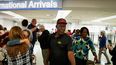 Ciudadanos haitiano-americanos llegan al Aeropuerto Internacional de Miami, luego que las autoridades dispusieran vuelos chárter para evacuarlos de Puerto Príncipe. (ARCHIVO)