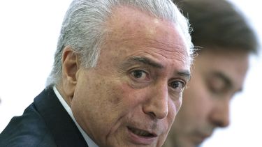 En caso de que Temer renunciase o cayese en un juicio político, la Constitución brasileña prevé que el Congreso designe en una elección indirecta a su sucesor, quien gobernaría entonces hasta enero de 2019.