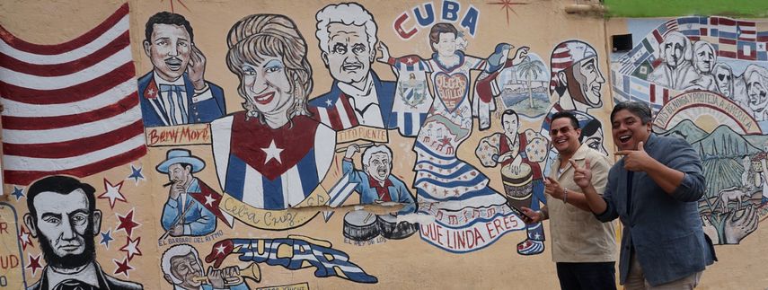 Tito Puente Jr. (izq.) y Kiki Sánchez aparecen en un mural en la Pequeña Habana, en el que figuran el gran músico boricua junto con los eternos Benny Moré y Celia Cruz.