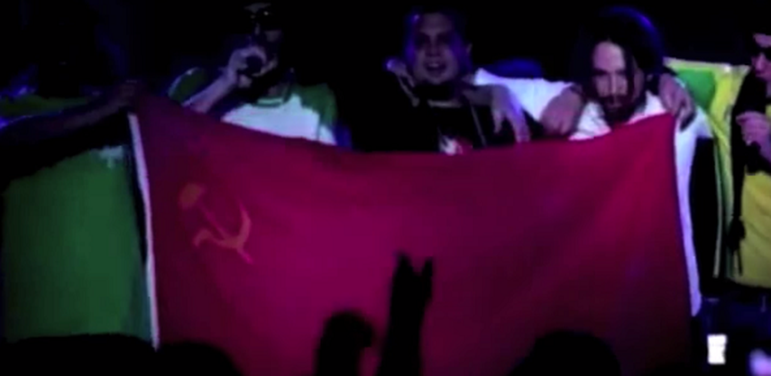 Captura del video donde puede verse al líder de Podemos, Pablo Iglesias, con la bandera de la hoz y el martillo