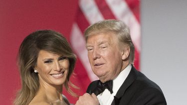 La primera dama de los Estados Unidos, Melania Trump donará el vestido que utilizó en el primer baile con el presidente de los Estados Unidos, Donald Trump.&nbsp;